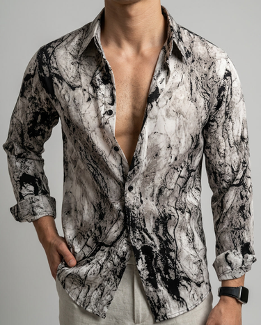 Camicia uomo a manica lunga con stampa marmorizzata nera e bianca, colletto a revers, abbottonatura aperta.