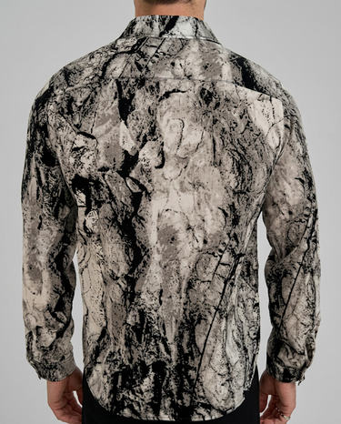 Camicia uomo a manica lunga con stampa marmorizzata grigia e nera, vestibilità regolare.