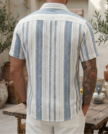 Camicia uomo a righe blu e beige a manica corta, tessuto leggero e traspirante, vestibilità regolare.