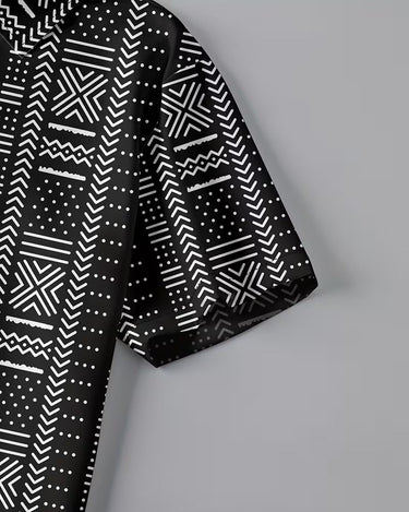 Camicia uomo hawaiana nera a manica corta con stampa geometrica tribale bianca vintage.