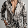 Camicia uomo a manica lunga con stampa marmorizzata nera e bianca, colletto a revers, abbottonatura aperta.