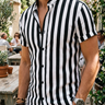 Camicia uomo a righe verticali bianche e nere, manica corta, colletto alla coreana.