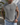 Gilet uomo in maglia leggera grigio con scollo girocollo e vestibilità rilassata.