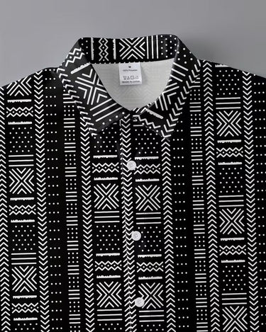 Camicia hawaiana uomo nera con stampa geometrica tribale bianca, maniche corte e bottoni.