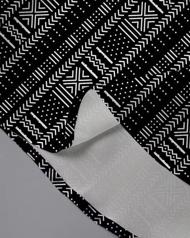 Tessuto nero con stampa geometrica tribale bianca, manica corta, stile hawaiano vintage.