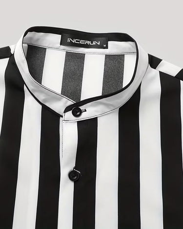 Camicia uomo a righe bianche e nere, manica corta, colletto alla coreana, bottoni neri.