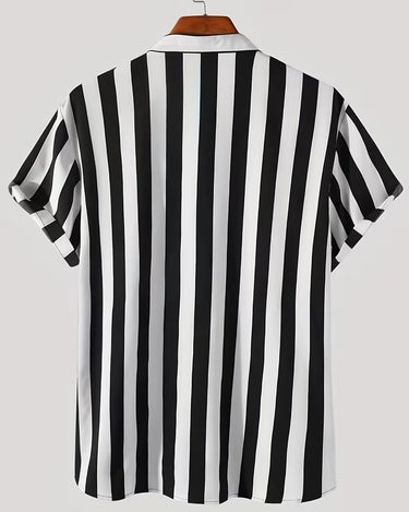 Camicia uomo a manica corta bianca e nera a righe verticali, vestibilità regolare, per mare ed estate.